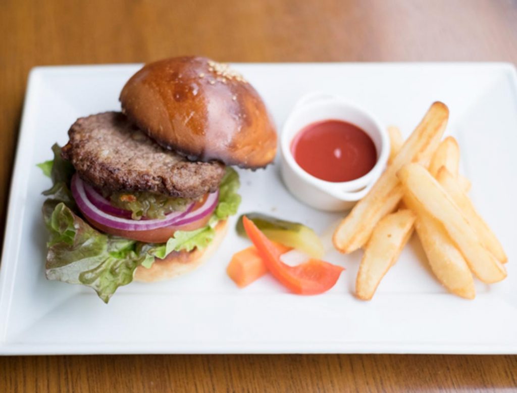 オリジナルハンバーガー1,000円。バンズは地元の人気店〈コミネベーカリー〉に特注。 DSF48912