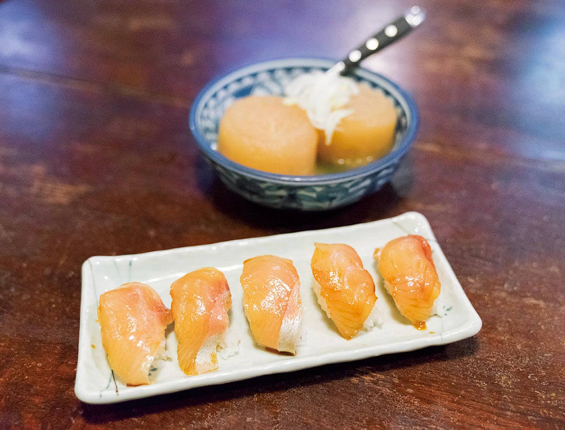 魚のアラと一緒に煮込み、ダシがたっぷり染み込んだ「大根煮」550円、新鮮な魚をしょうゆ漬けにした「島寿司」550円