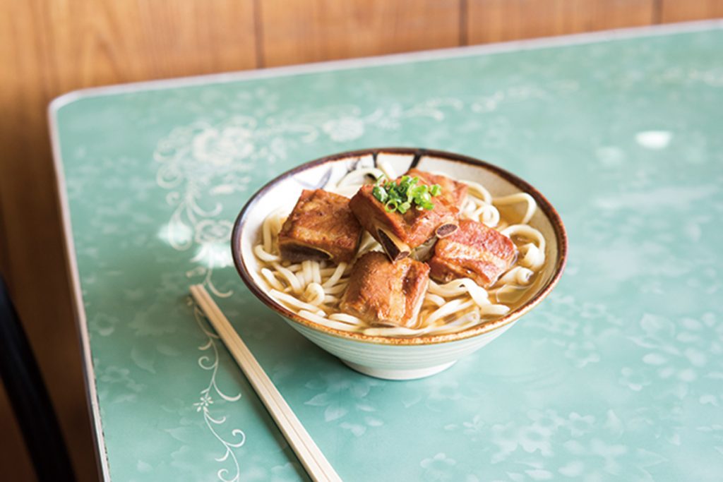 「ソーキそば」(900円)(税込) 山原そば2