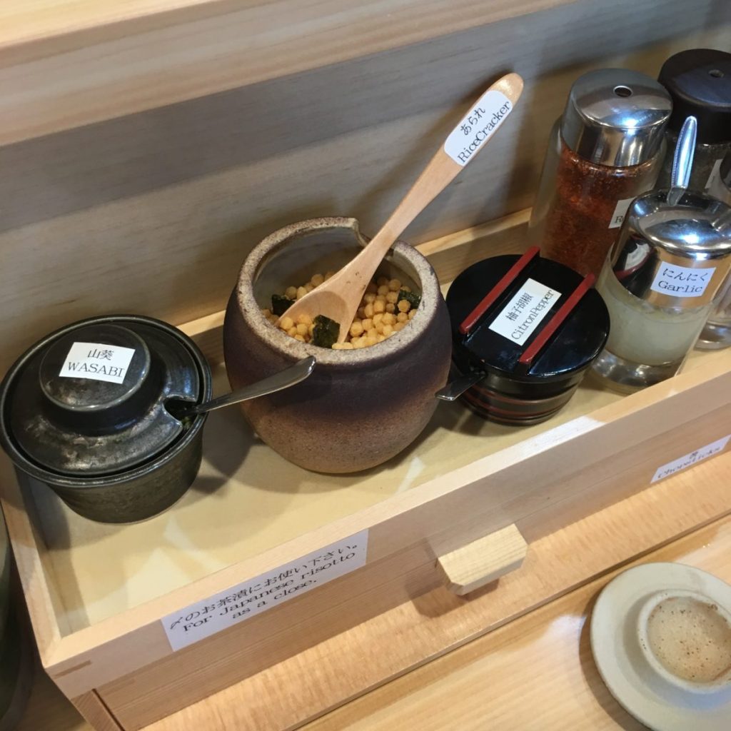 山葵、柚子胡椒など、好みに合わせた味付けもできる。 焼きあごだし塩らー麺 たかはし