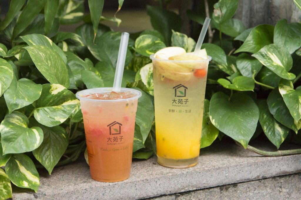 右「新鮮水果茶(シンシェンスウェイグォチャ)」(大杯65元)、左「柚見百香(ヨウチェンバイシャン)」(小杯60元) 161105_6066