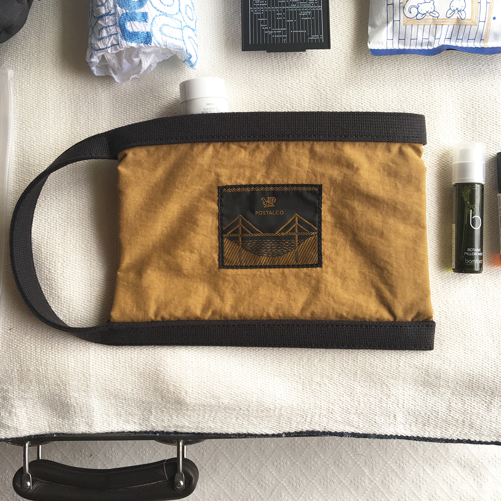 〈ポスタルコ〉の「Utility Pouch」(30×17cm)(13,500円) 6cb1450e007befd75700dc87d7187e8e