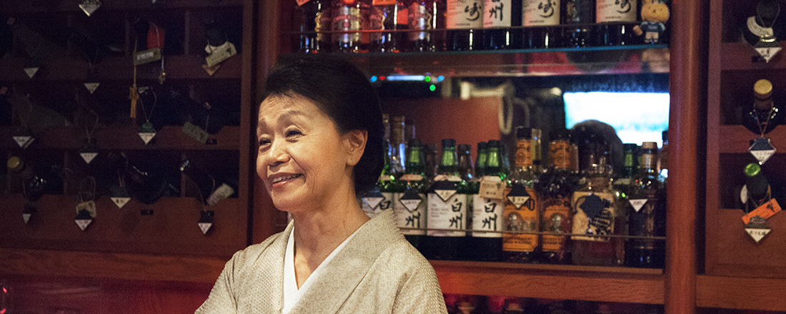 吉祥寺に〈JAJA〉あり!知る人ぞ知る大人の社交場で、ピアノの音色と靖子ママの笑顔に抱かれる夜