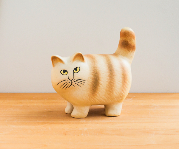 こちらをじっと見つめるお目目がキュートな猫の陶器「モア」。新色のブラウンストライプ。17,820円・税込 ©LISA LARSON ©Tonkachi