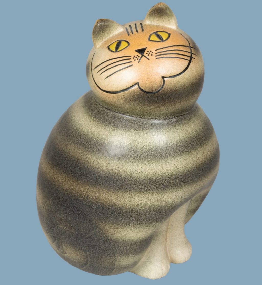 「ネコのモア(大きな動物園シリーズ)」1990年(オリジナルは1966年)©Lisa Larson/Alvaro Campo 北欧を愛するすべての人へ リサ・ラーソン展