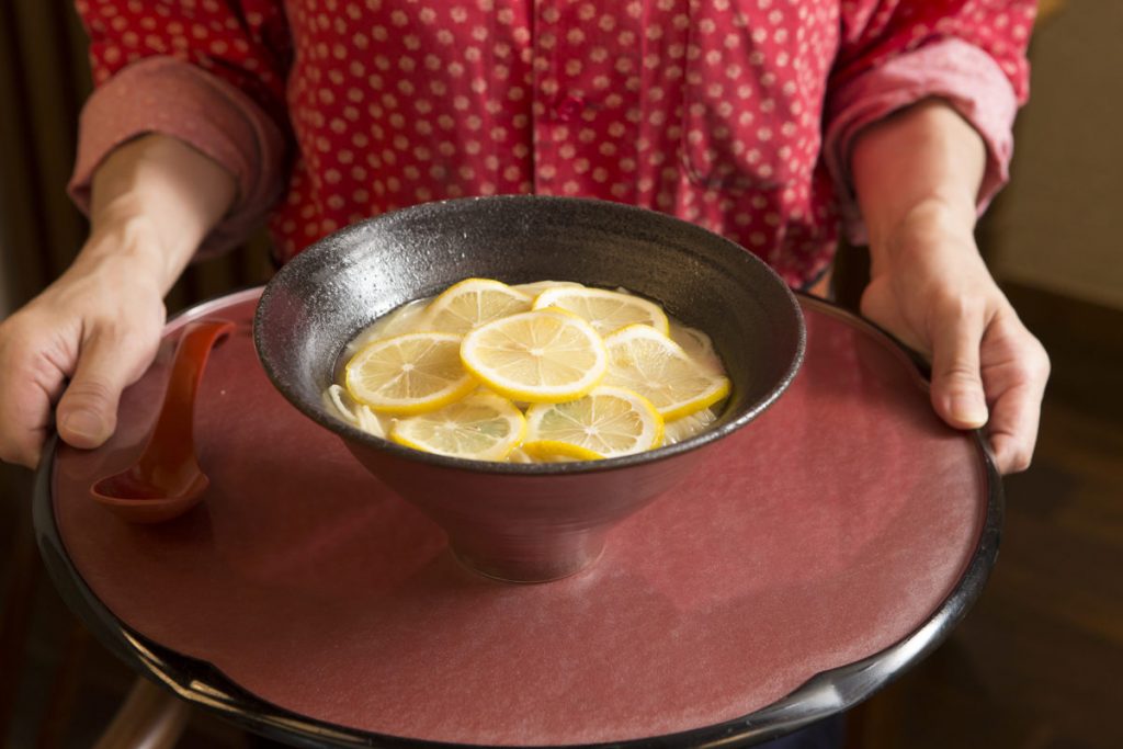 スープとレモンの相性のよさに驚く「檸檬ラーメン」（880円）