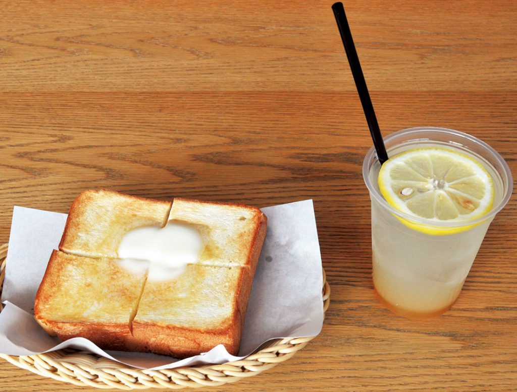 7:00～9:00限定の徳多朗モーニングトーストは1枚120円。ジンジャーレモン300円