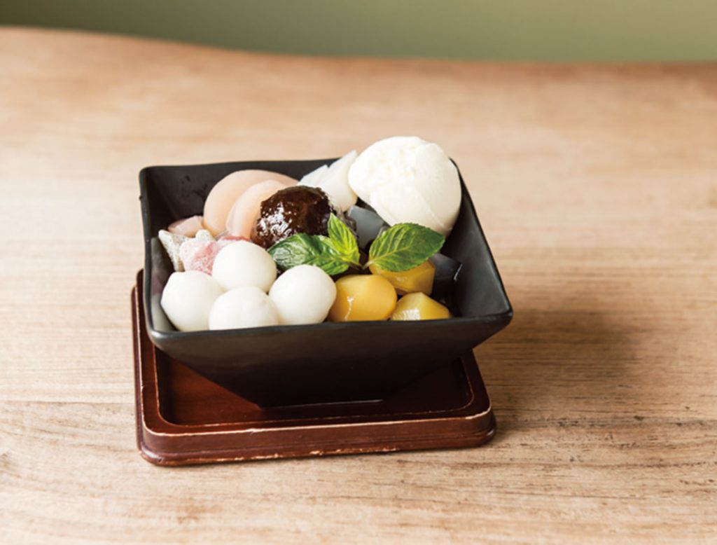 「クリーム白玉あんみつ」950円。くず餅にバニラアイスと白玉をトッピング。 DMA-_DSC4535