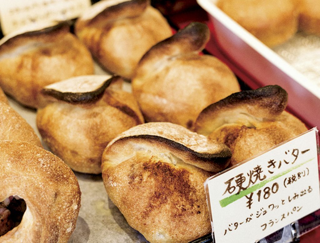 .ユニークなパンが並ぶ店内。 DMA-_SEN3460