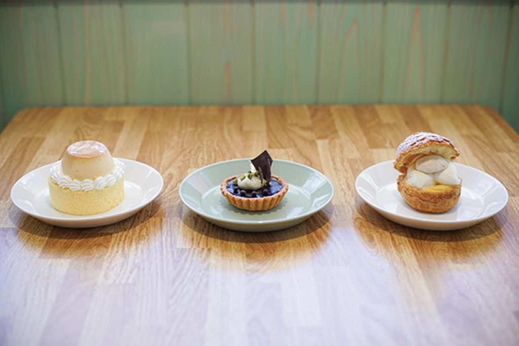 左から「プリンロール」「タルトショコラ」「和三盆のクッキーシュー」は本日の生菓子（450円～）