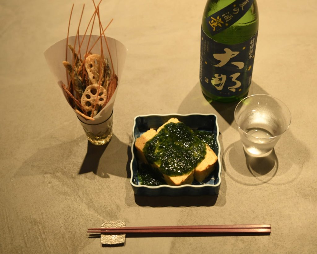 「どじょう唐揚げスティック」(600円)、「出汁巻き玉子 生のりあんかけ」(600円)、夏限定の「日本酒大那」(900円) WIRED HOTEL ASAKUSA