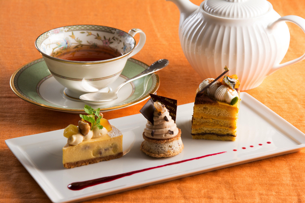 「芋栗南京デザートプレート」　コーヒーまたは紅茶付き　2,376円。左から、さつまいものベイクドチーズケーキ、モンブラン、かぼちゃのクリームガトー。この一皿で秋を満喫。
