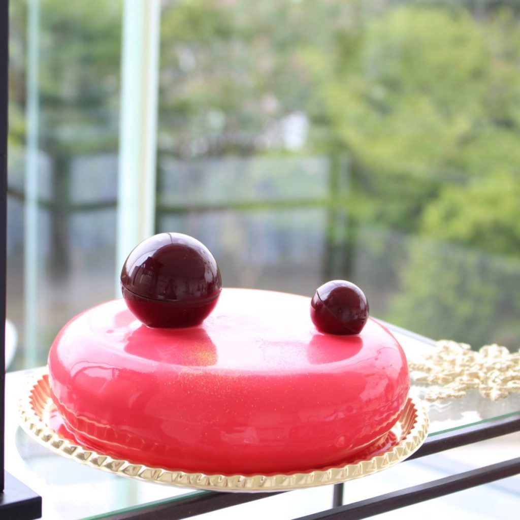 「イチゴとマキベリーのオペラ」3,400円 ヒルトン東京お台場