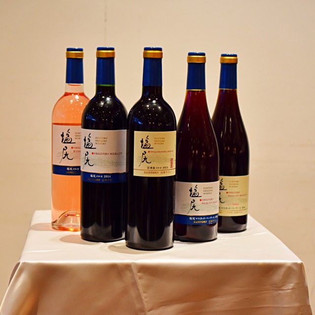 スッキリとしたデザインのラベルが印象的な〈塩尻ワイナリー〉シリーズのワイン