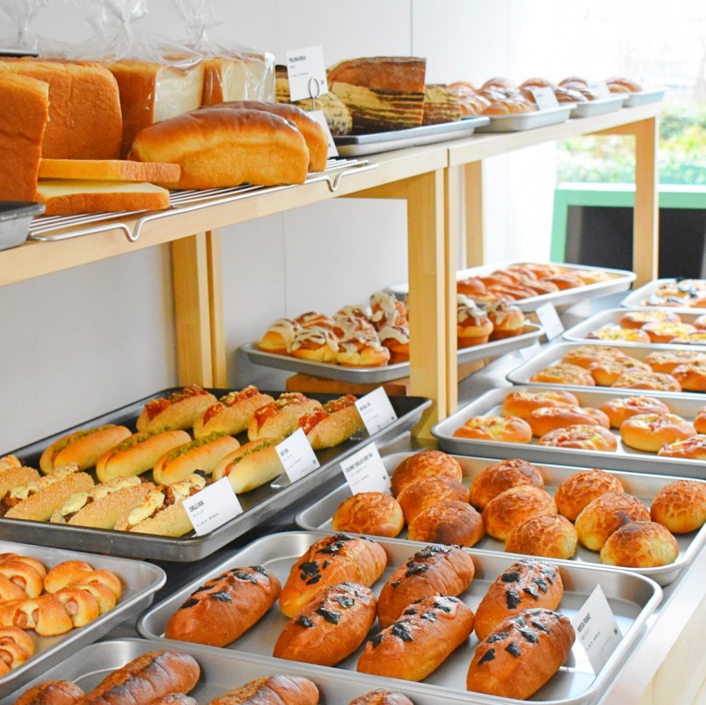 〈Pacific DRIVE-IN〉のパンもここで製造 Pacific BAKERY
