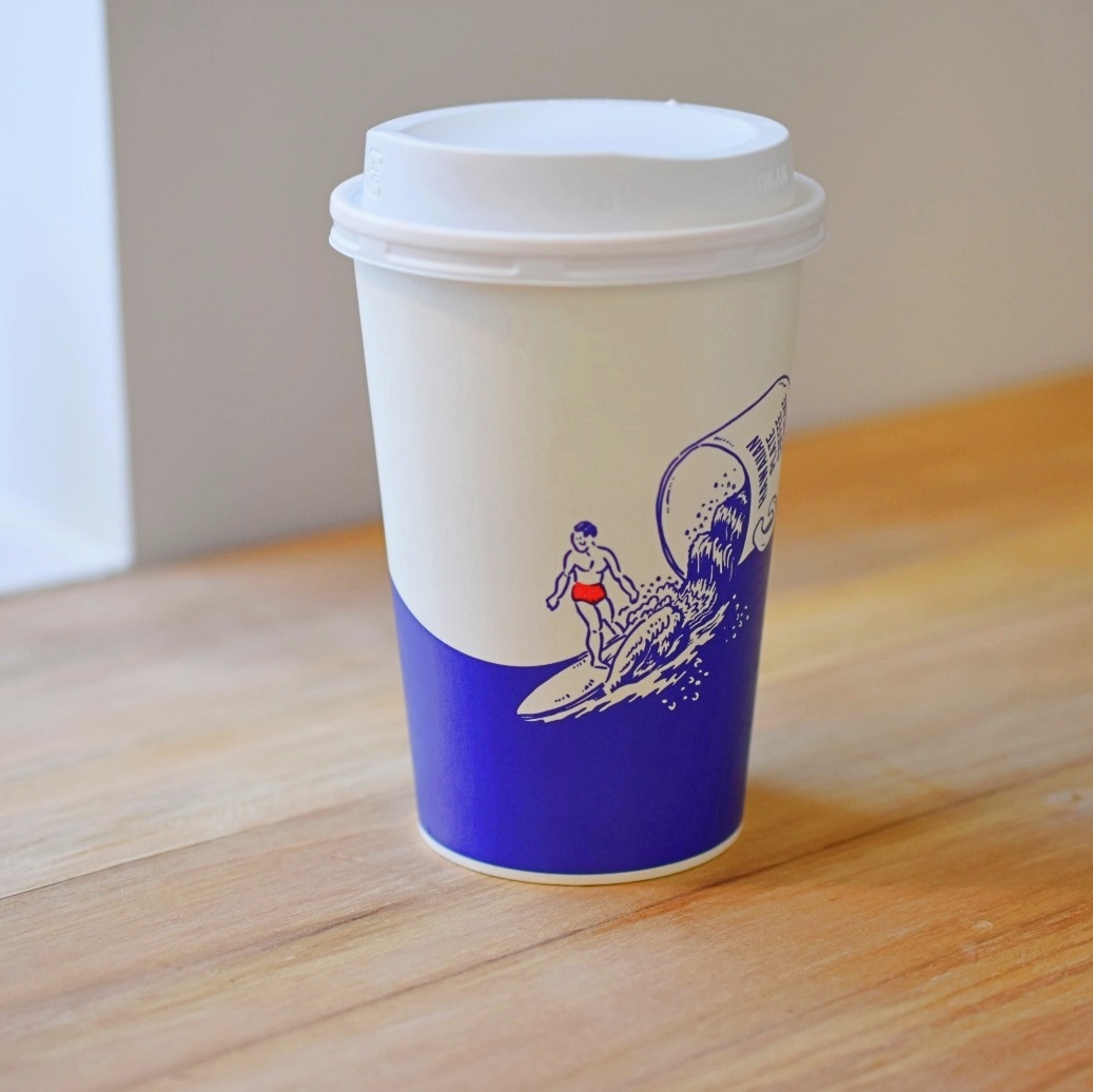 サーファーのイラストが描かれたオリジナルのコーヒーカップ