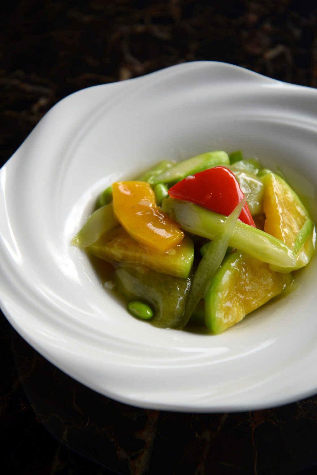 本日の野菜料理は、夏野菜のあっさり塩炒め。