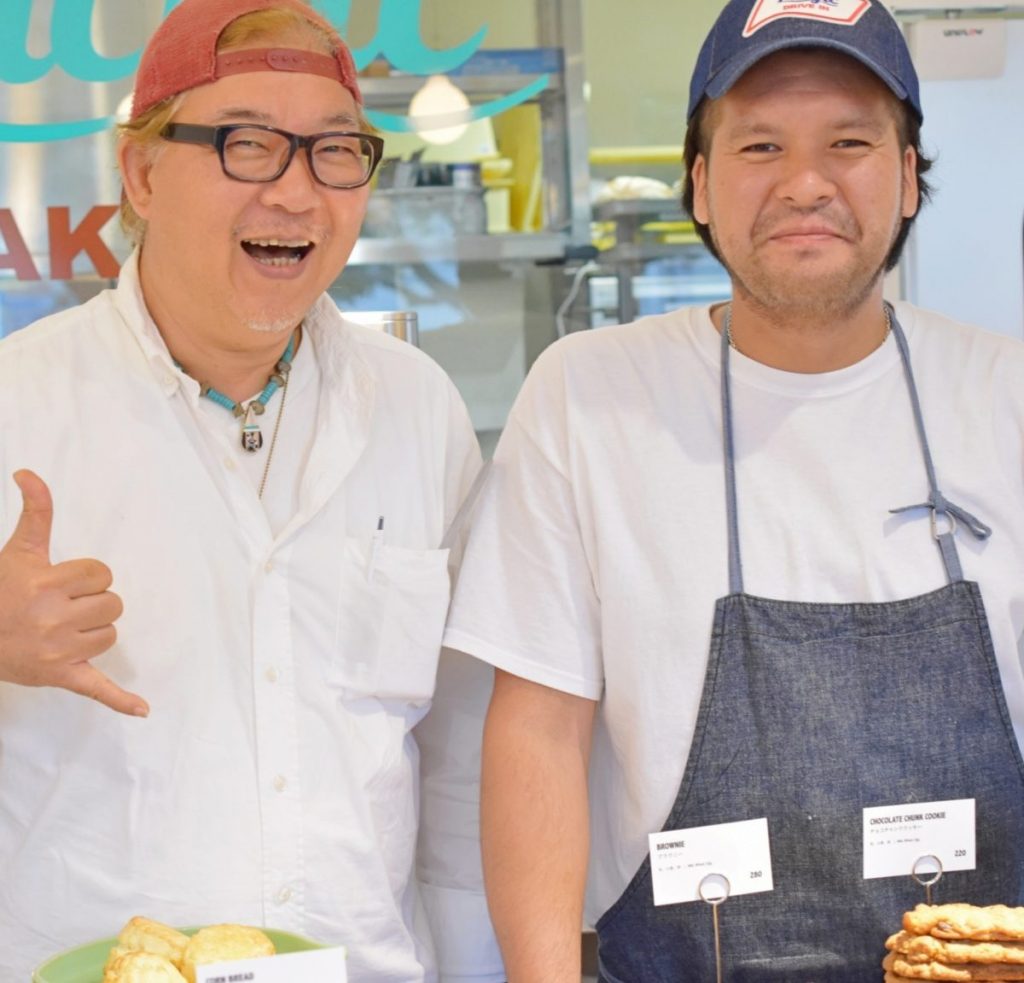〈NAKAMURA GENERAL SOTORE〉の中村さん(左)と〈Pacific DRIVE-IN〉シェフの小谷さん(右) Pacific BAKERY