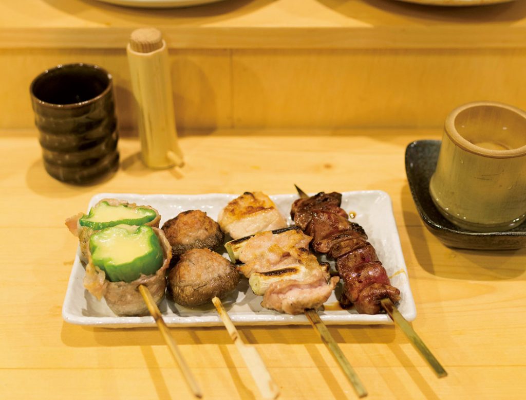 右からレバー210円、ねぎ肉240円、たぬき320円、チーズピー280円。日本酒グラス500円〜 奥沢 焼鶏 申(SALU)