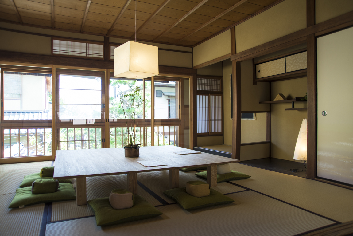 1階の窓からは日本庭園、2階からは八坂の塔が望める、観光客ならずとも心躍るロケーション。