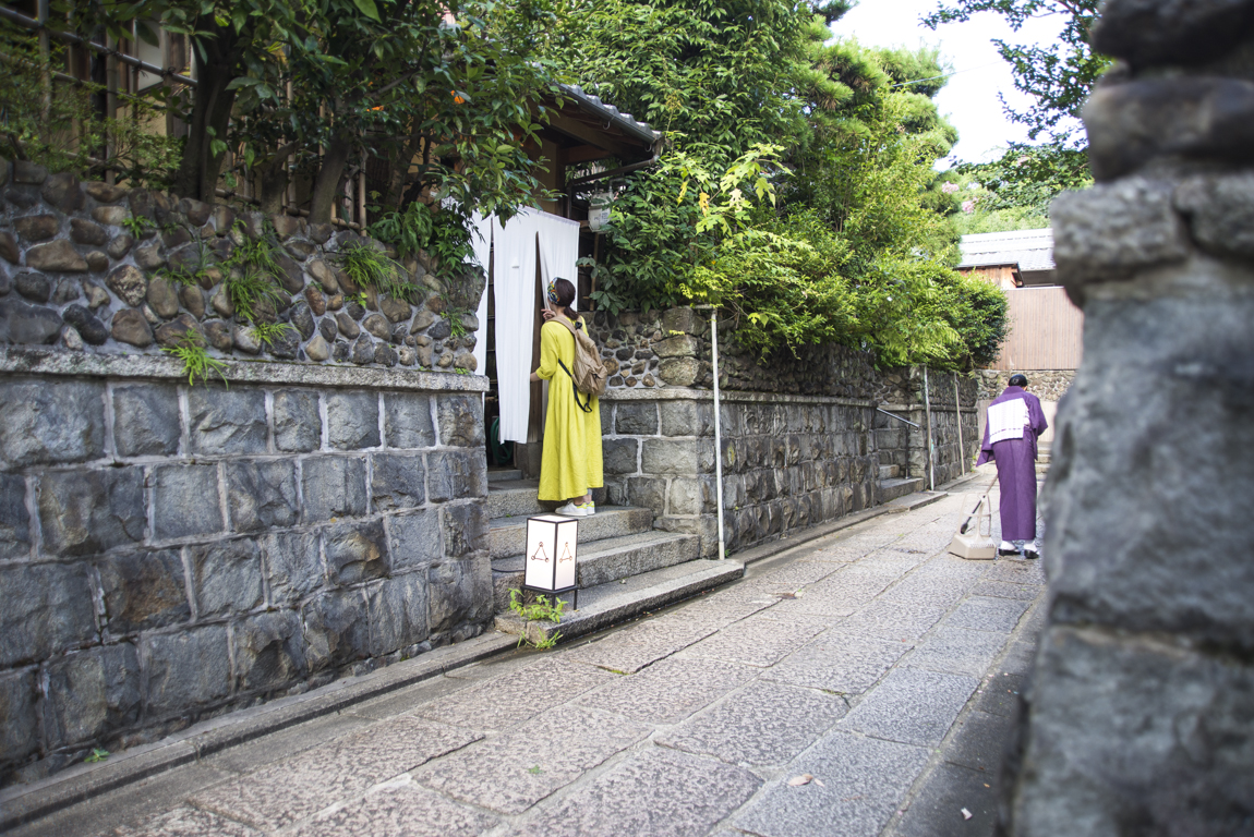 お店は石畳が敷き詰められた、京都らしい風情漂う石塀小路に。清潔感のある真っ白なオーガニックコットンののれんが目印。