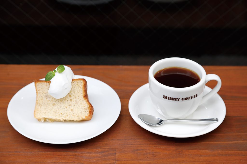 「本日のコーヒー」(350円)、「バナナのシフォンケーキ」(300円) SUNNY COFFEE