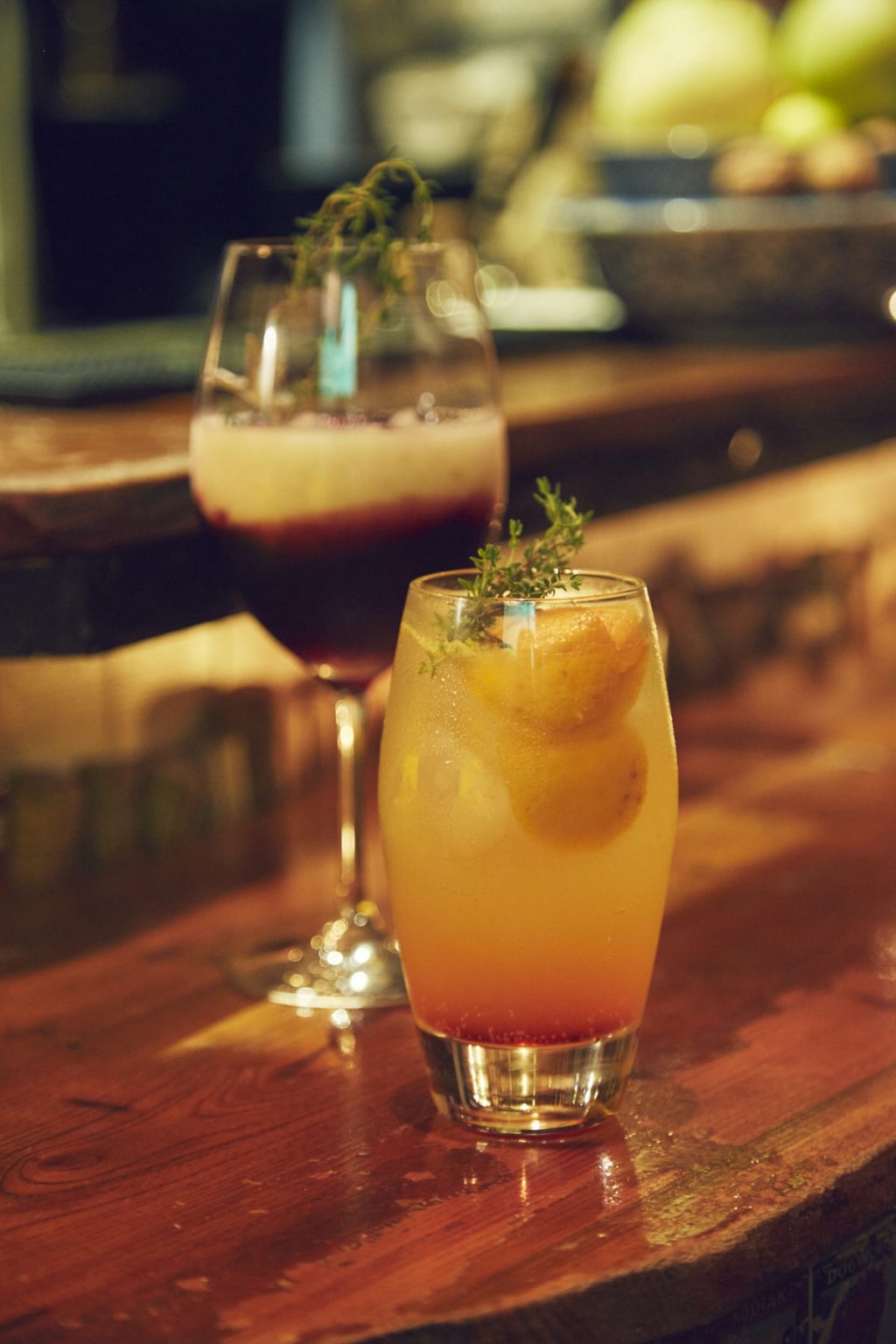手前・オレンジを搾った「コランジュニーク」(850円)、奥・「洋梨のロワイヤル」 (1,250円) bar.orso