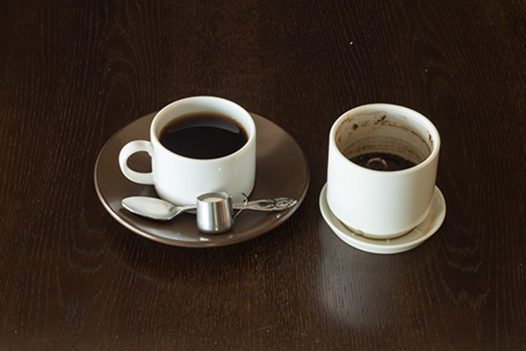 独自に開発したドリッパー付きカップで提供するコーヒー「クリスタルマウンテン」770円。 アンヂェラス4