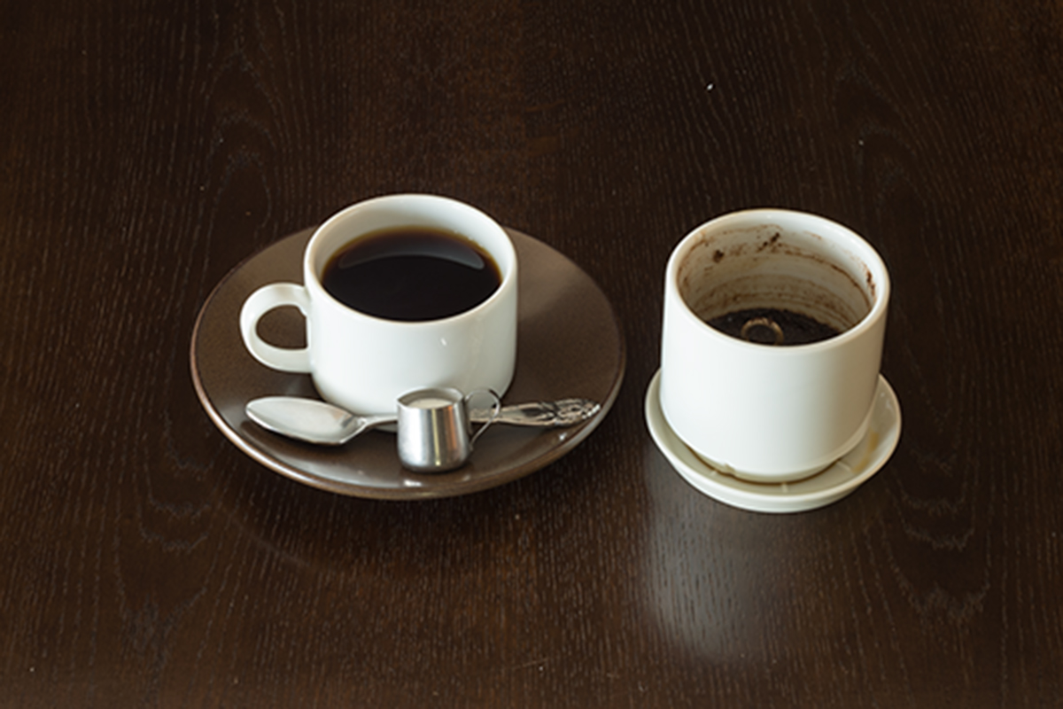 独自に開発したドリッパー付きカップで提供するコーヒー「クリスタルマウンテン」770円。