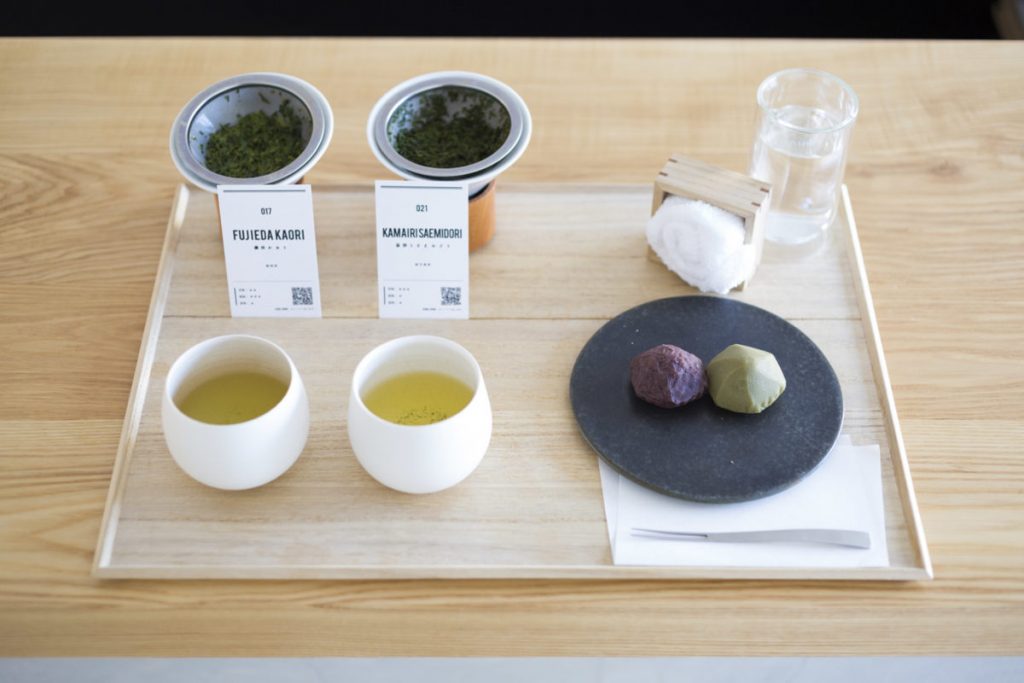 「煎茶2種飲み比べとお菓子のセット」(1,300円)(お菓子は4種から選択) 東京茶寮