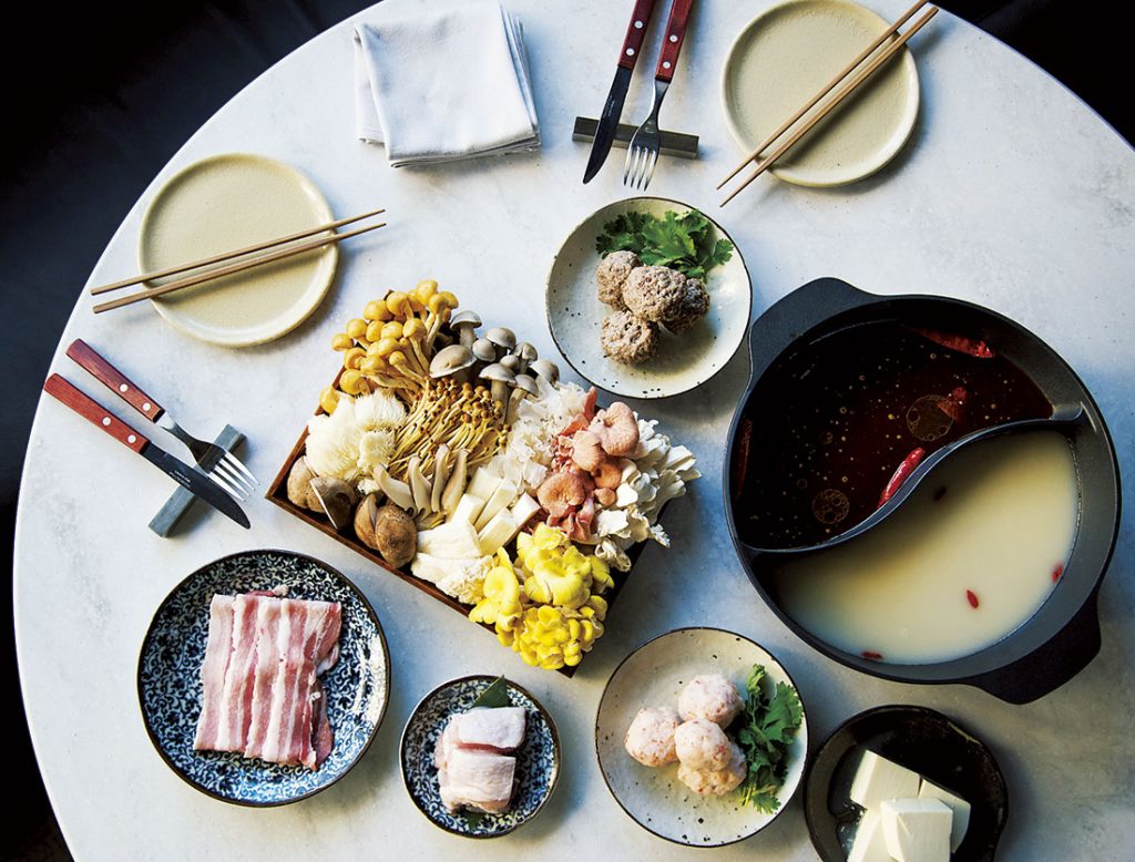 火鍋コース5,800円のメイン、薬膳きのこ火鍋。漢方食材の麻辣スープとコラーゲンの白湯スープで。 DMA-CINA037