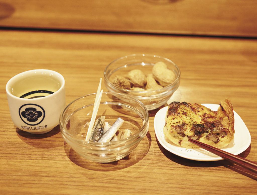 「むかごと青海苔のキッシュ」、「ひこ鰯のマリネ」などつまみはほとんどが300円 DMA-_M4A0124