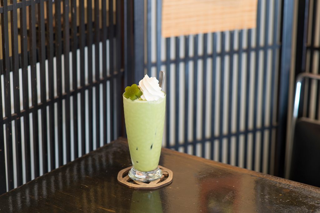 「抹茶フロート」(750円)(税込) あんみつ抹茶処 雷門まとい