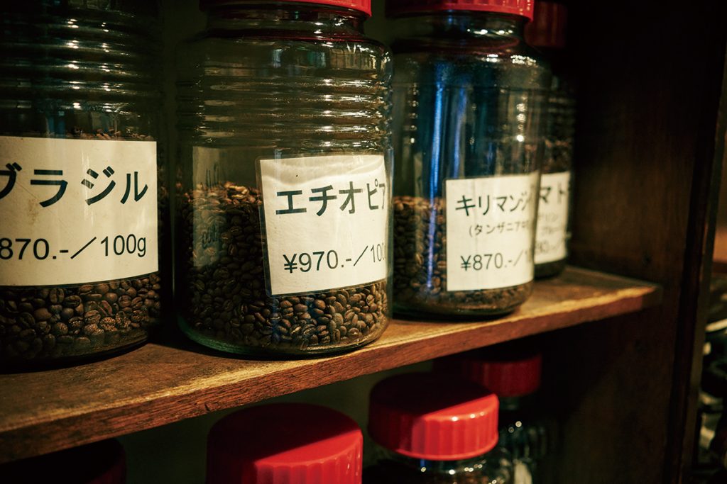 販売用の豆は10種ほど。ブレンド100g 870円など(各税込)。 カフェ・ド・ランブル