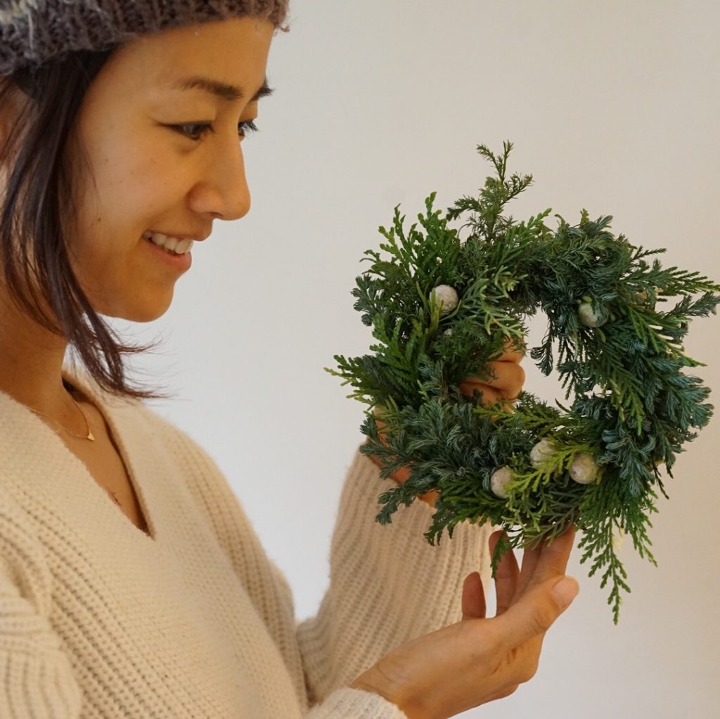 クリスマスにおすすめ 簡単 森のリース の作り方 前田有紀の 週末 気分転 花 Hanako Tokyo