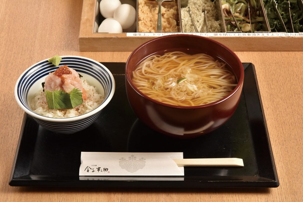 「稲庭うどん(温・冷)と海鮮丼 つじ半のぜいたくめし」1, 280円(税込)は、うどんに行列必至の名店〈つじ半〉のマグロのたたきをベースにしたミニ丼がつく。 稲庭うどんとめし 金子半之助
