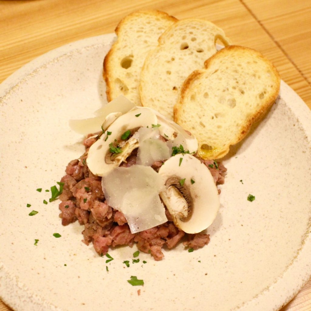 「十勝大平牛のタルタル」(820円)は、細かく刻まれたお肉が口に入れた瞬間からとろけだす逸品です。 PEKO CISE tokachi ohira kitchen
