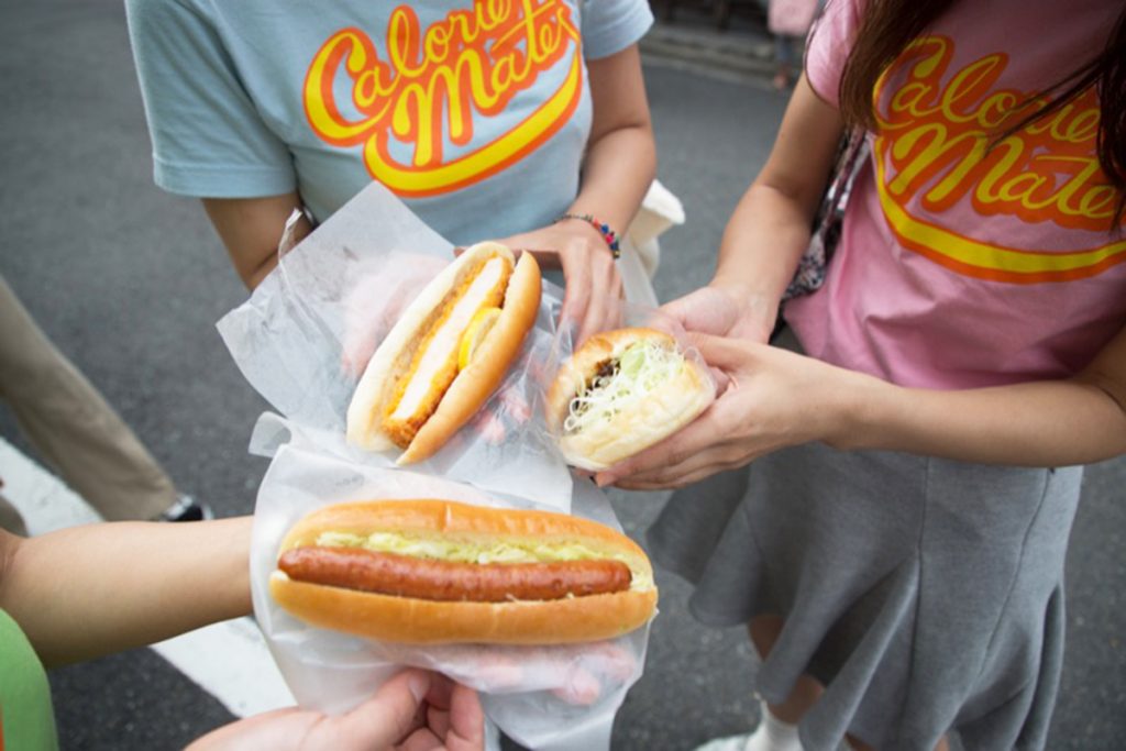 「ウィンナードッグ」(220円)、「エビプリカツロール」(260円)、「ハンバーガー」(260円)(各税込) まるき製パン所