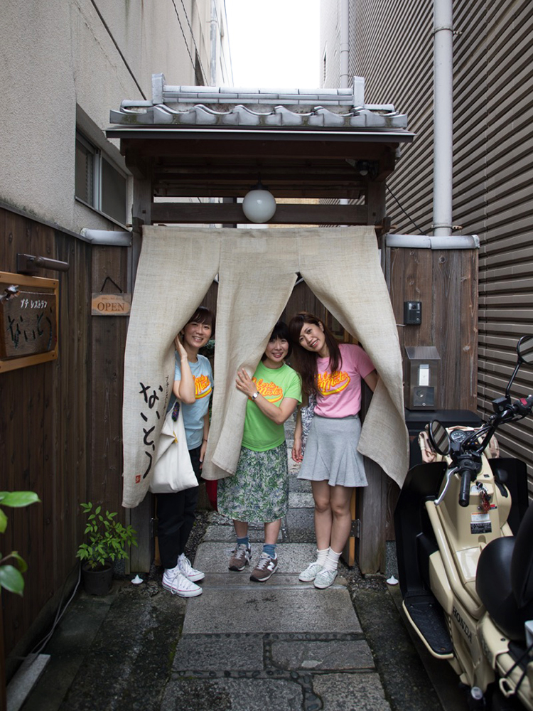 糸井重里主宰「ほぼ日刊イトイ新聞」『カロリーメイツ』の食いしん坊3人組。左からスガノさん、シブヤさん、ジャンボさん。