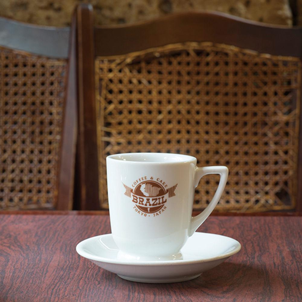 ロゴ入りのコーヒーカップは形まで特注だ。
