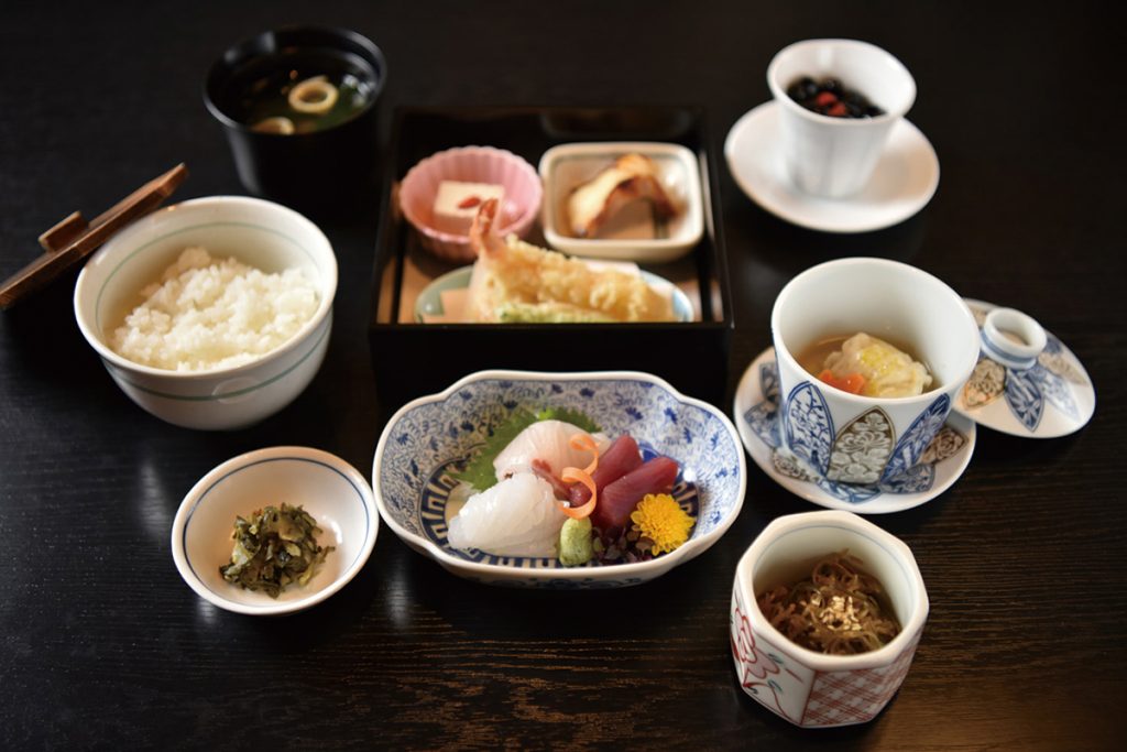 お造りや煮物など8皿が供される華やかな「彩御膳」3,500円など、江戸の味を気軽に堪能できる。