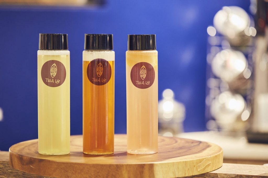 右から「ローズレモンハーブティー」、「台茶18紅茶」、「桂花緑茶」(各480円)(税込) TEA18