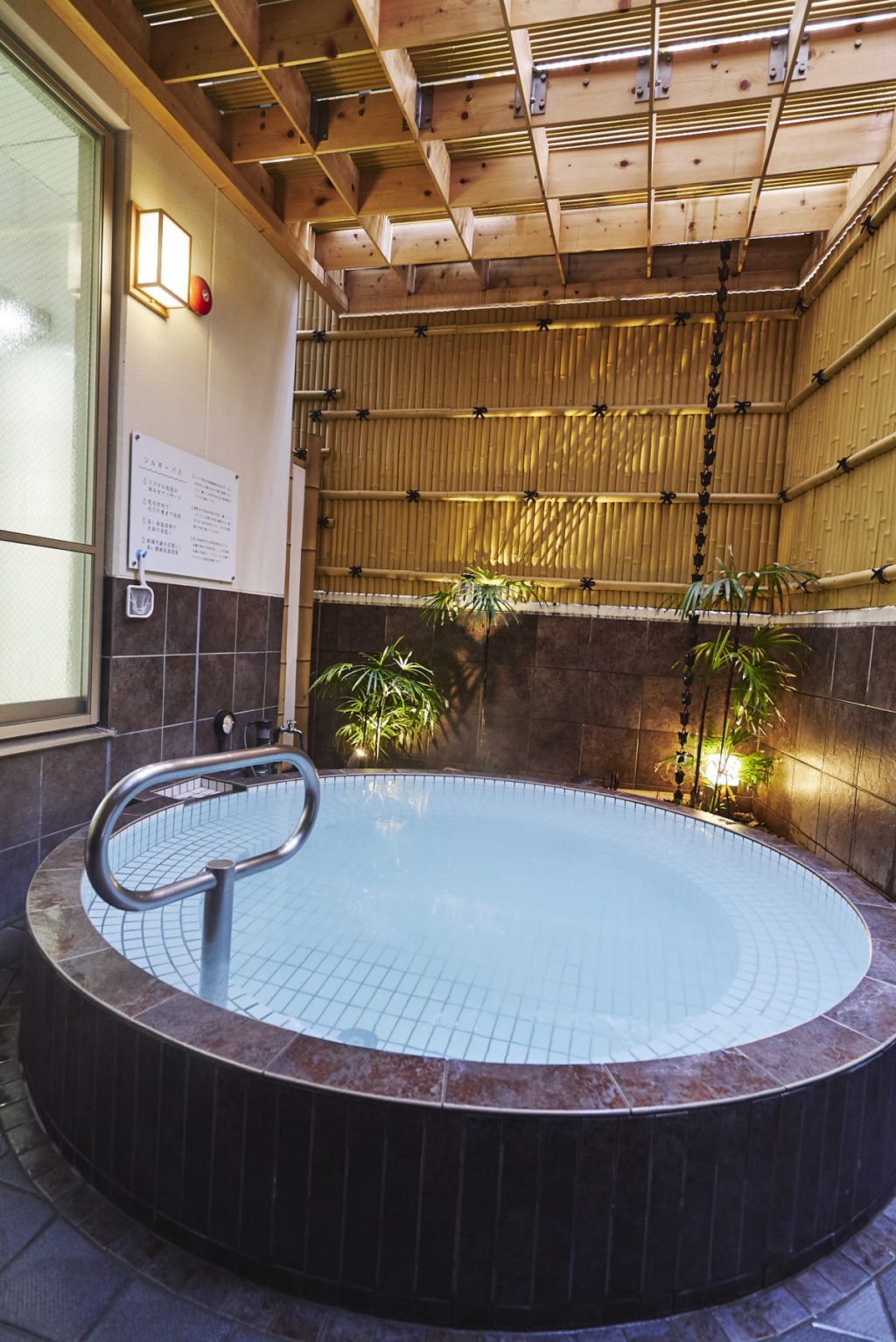 シルキーの露天風呂。夜は照明が絶妙でつい長湯してしまいそう。 斉藤湯 日暮里