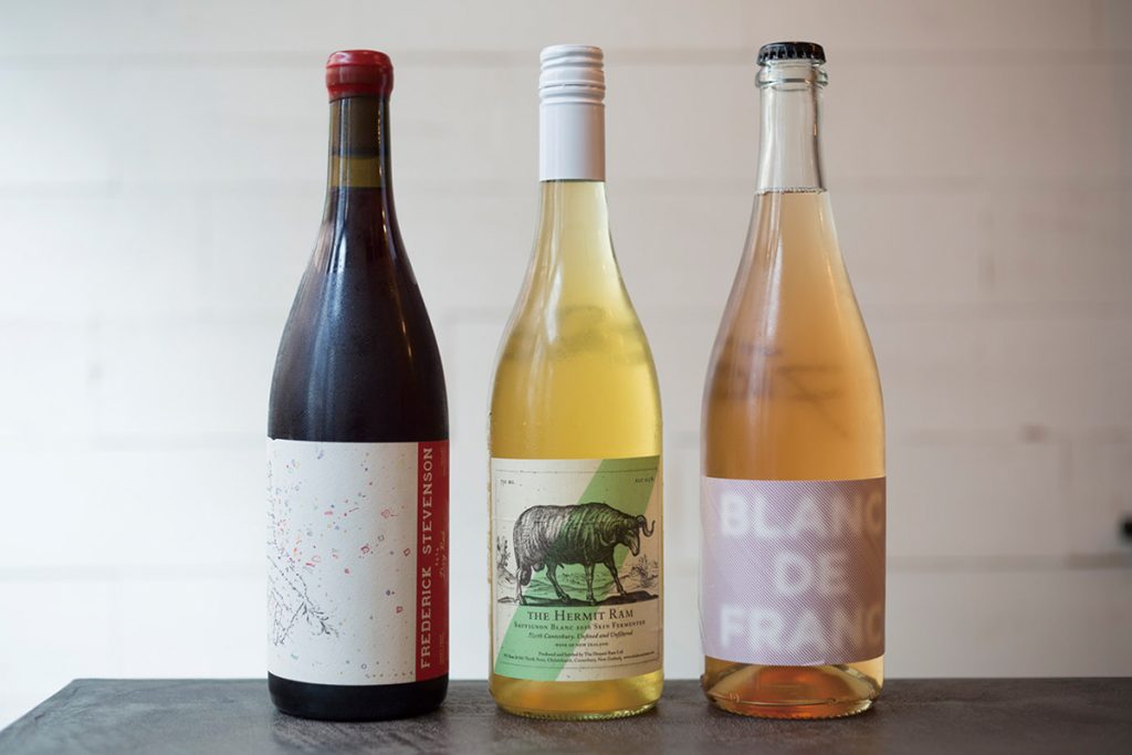 オーストラリアやニュージーランド産の自然派ワインは全てグラスで味わえる（各900円）。