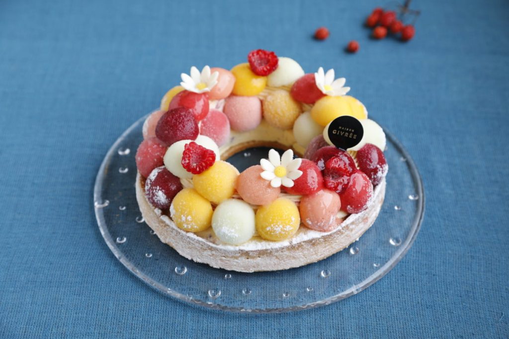 数種類の果物のソルベが華やかなアイスケーキ「フルール ドゥ フリュイ」3,800円。