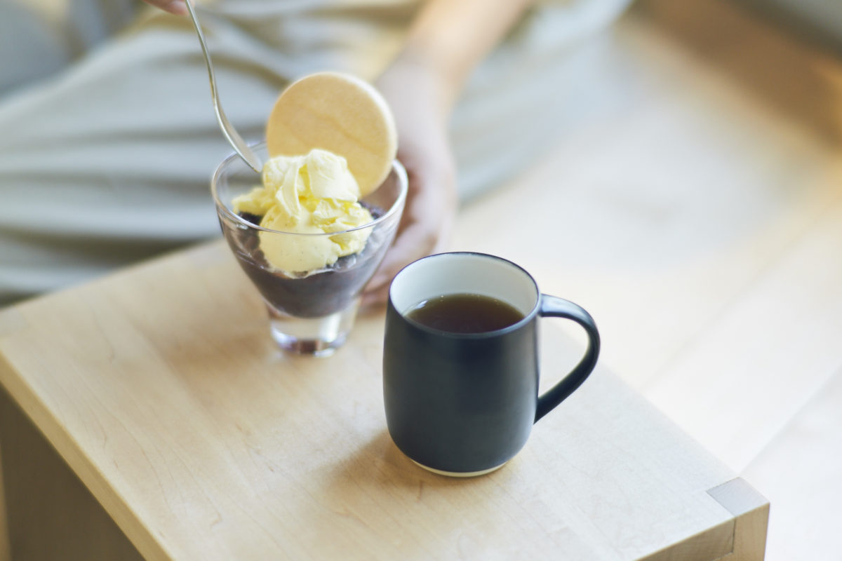 「アイスクリームぜんざい」（日本茶付き）750円。香ばしい「くきほうじ茶」とともに。