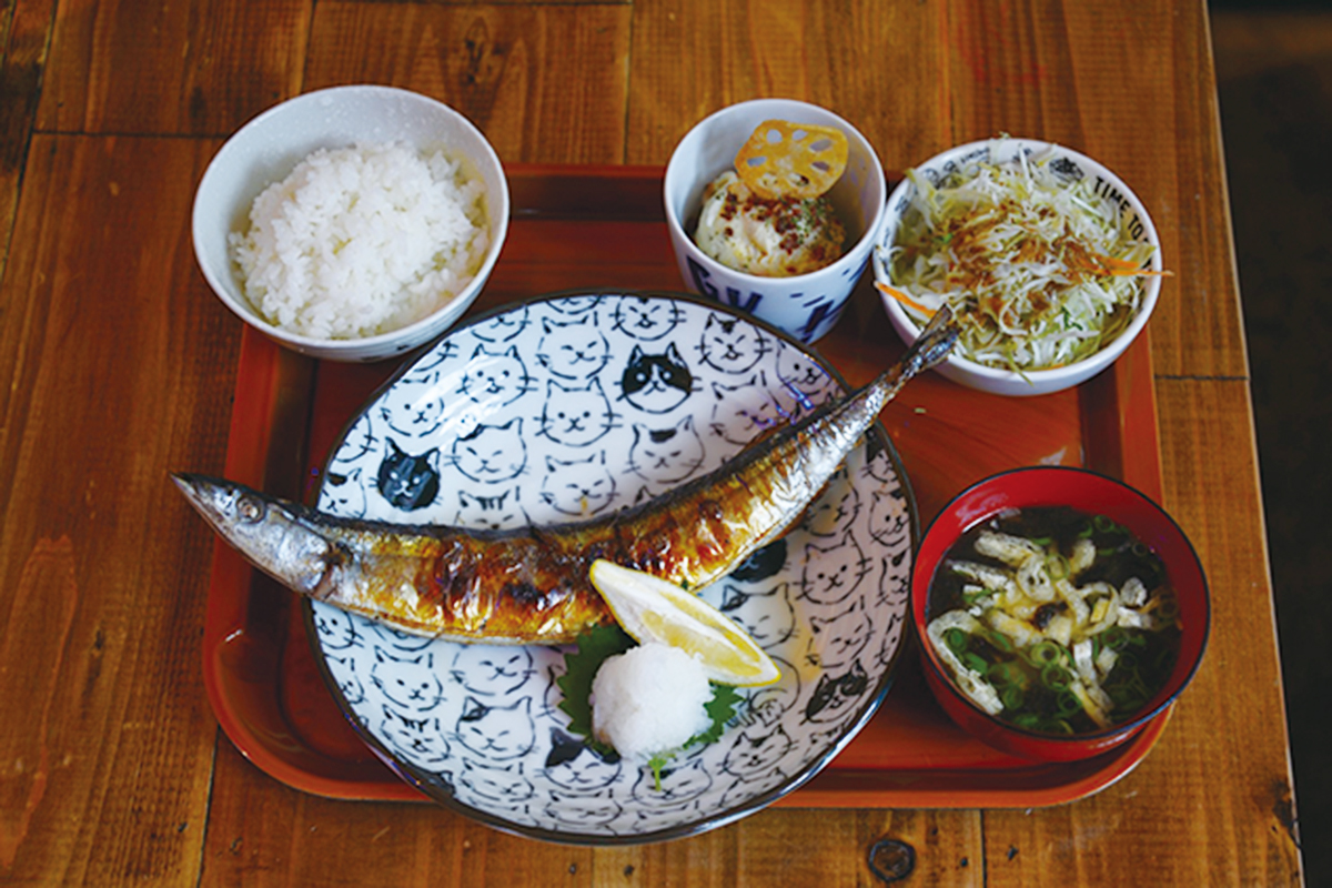 三陸産秋刀魚焼定食750円（税込）。定食はすべて白米と味噌汁、サラダと小鉢付き。誰もが毎日通えるようにとメニューの多くは1,000円以下というのもうれしい。