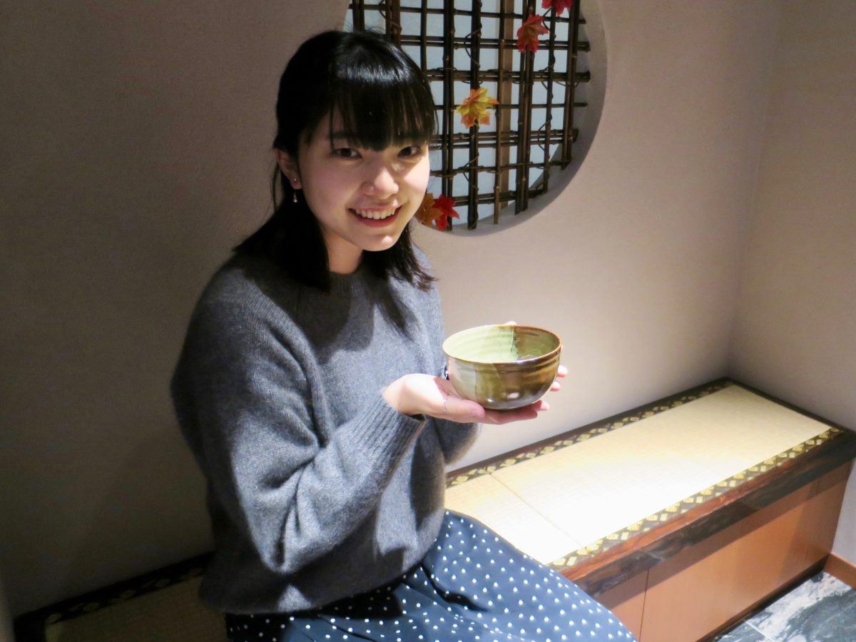 「これだけでも癒される」と宮崎さん。お抹茶は遠州流の家元から指導を受けたスタッフが淹れてくれる。
