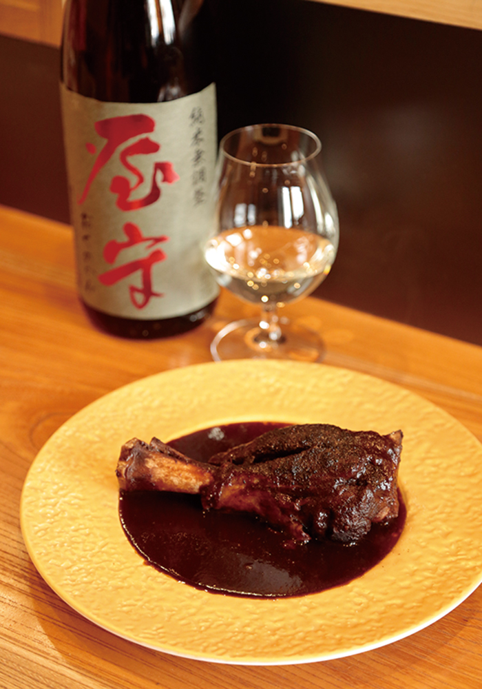 ほろほろと舌の上で崩れるラムシャンクブレゼ（2,800円）にはあえて日本酒、屋守を。