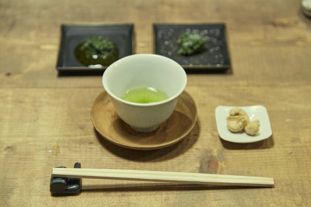 「玉緑茶 お茶うけつき」450円 〈幻幻庵〉/渋谷